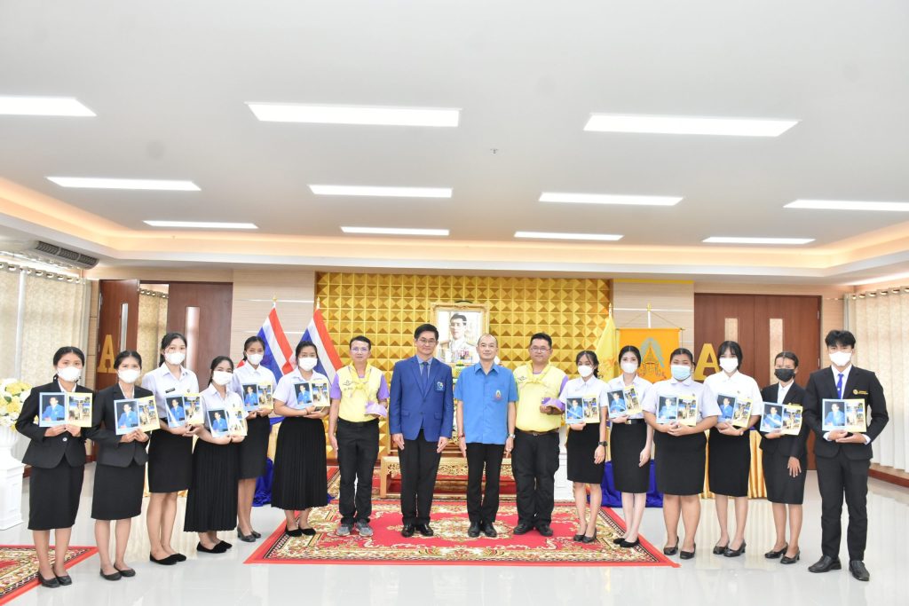 คณะกรรมการการตรวจเยี่ยมติดตามผลนักเรียนทุนพระราชทานเพื่อการศึกษาสงเคราะห์  มูลนิธิราชประชานุเคราะห์  ในพระบรมราชูปถัมภ์  พร้อมมอบถุงพระราชทาน
