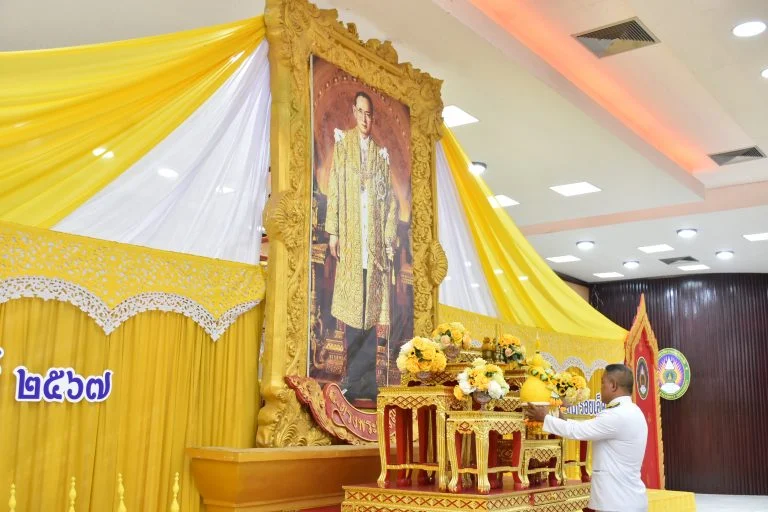 มหาวิทยาลัยราชภัฏร้อยเอ็ด จัดพิธีถวายราชสดุดี รัชกาลที่ 9 เนื่องใน “วันราชภัฏ”