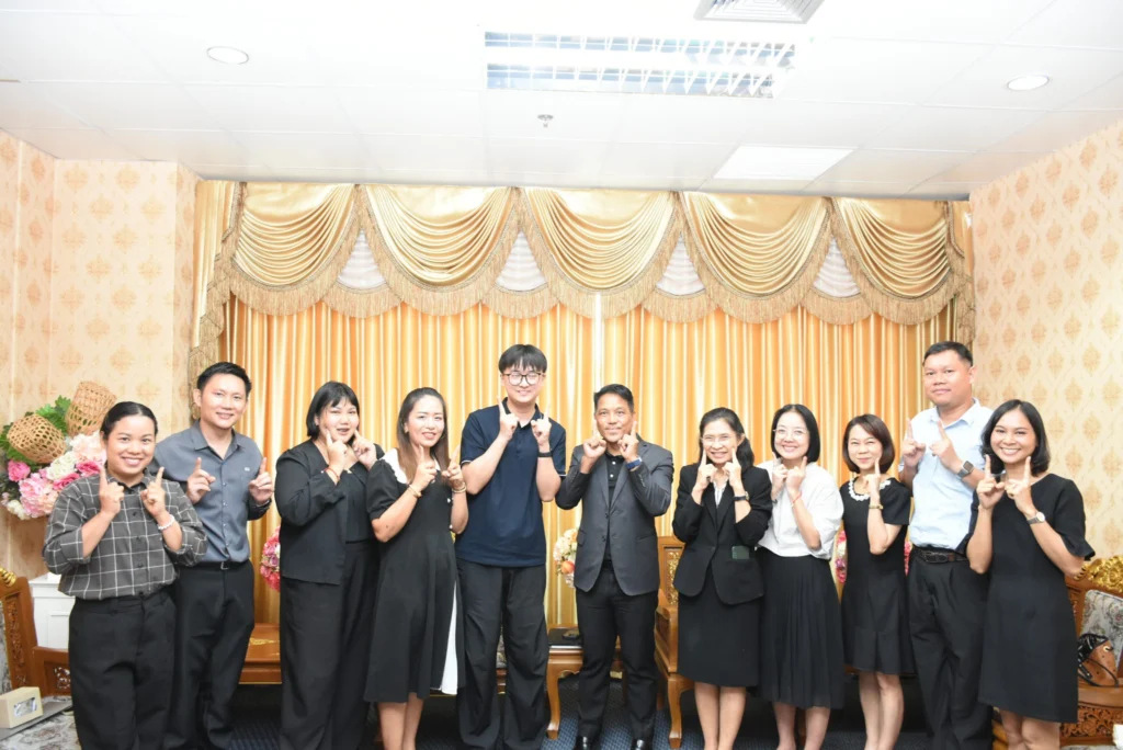 สาขาวิชาภาษาจีน  คณะศิลปศาสตร์และวิทยาศาสตร์  นำครูอาสาสมัครชาวจีน  เข้าพบท่านอธิการบดี