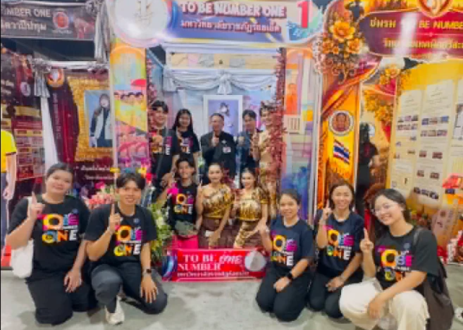 รองอธิการบดี มรภ.ร้อยเอ็ด ทูลเกล้าฯ ถวายของที่ระลึกแด่ทูลกระหม่อมหญิงอุบลรัตนราชกัญญาฯ